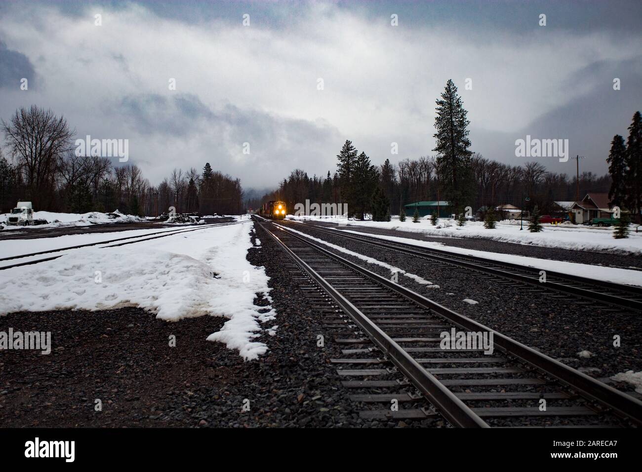 Ein BNSF train unten kommen die Tracks in die Stadt Troja, Montana Stockfoto