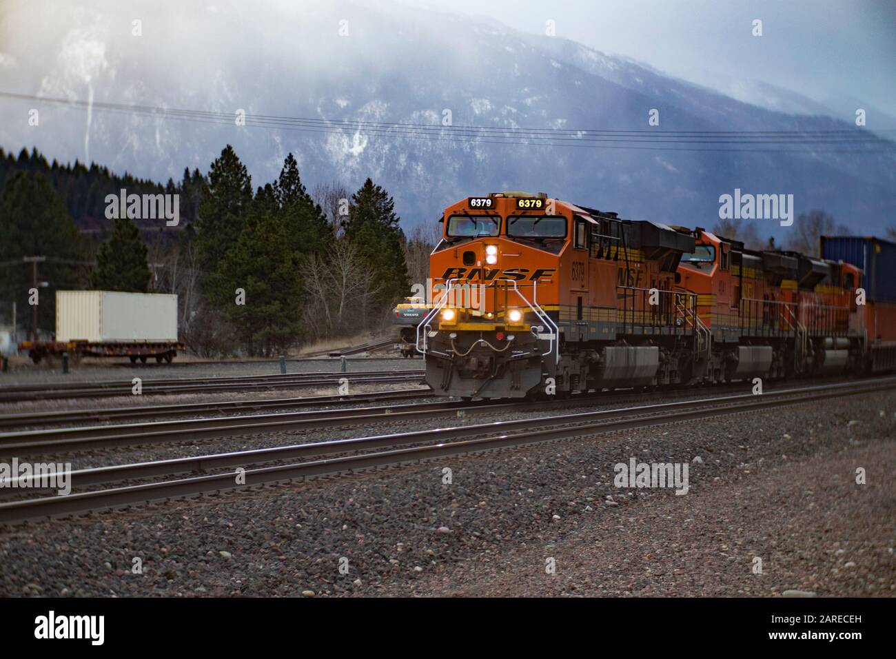 Ein BNSF-Zug, der an einem kalten Wintertag durch die Stadt Troy, Montana, kommt. Stockfoto