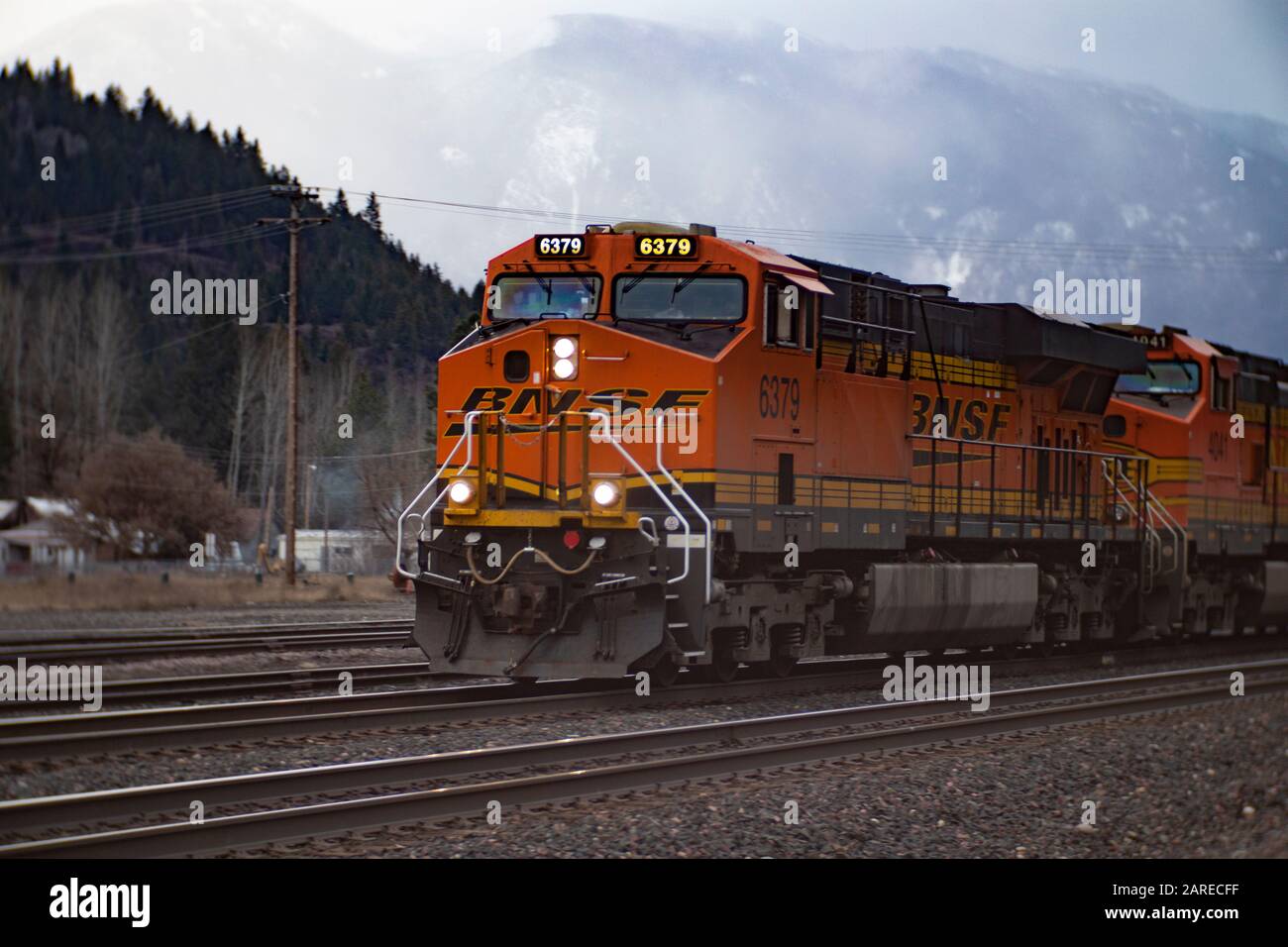 Ein BNSF-Zug durch die Stadt Troy, Montana Stockfoto