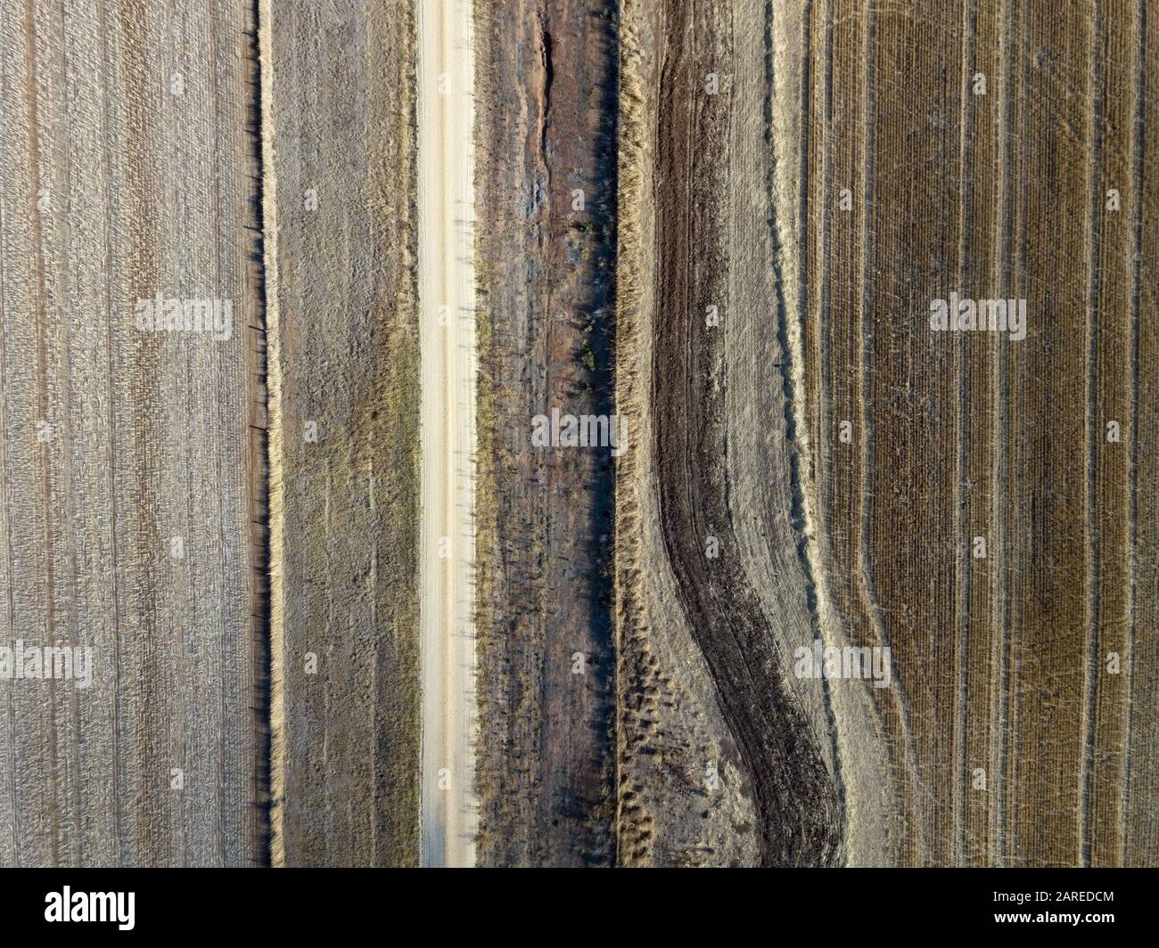 Landstraße Australien von oben mit Zäunen und Ackerland-Muster. Victoria, Australien. Stockfoto