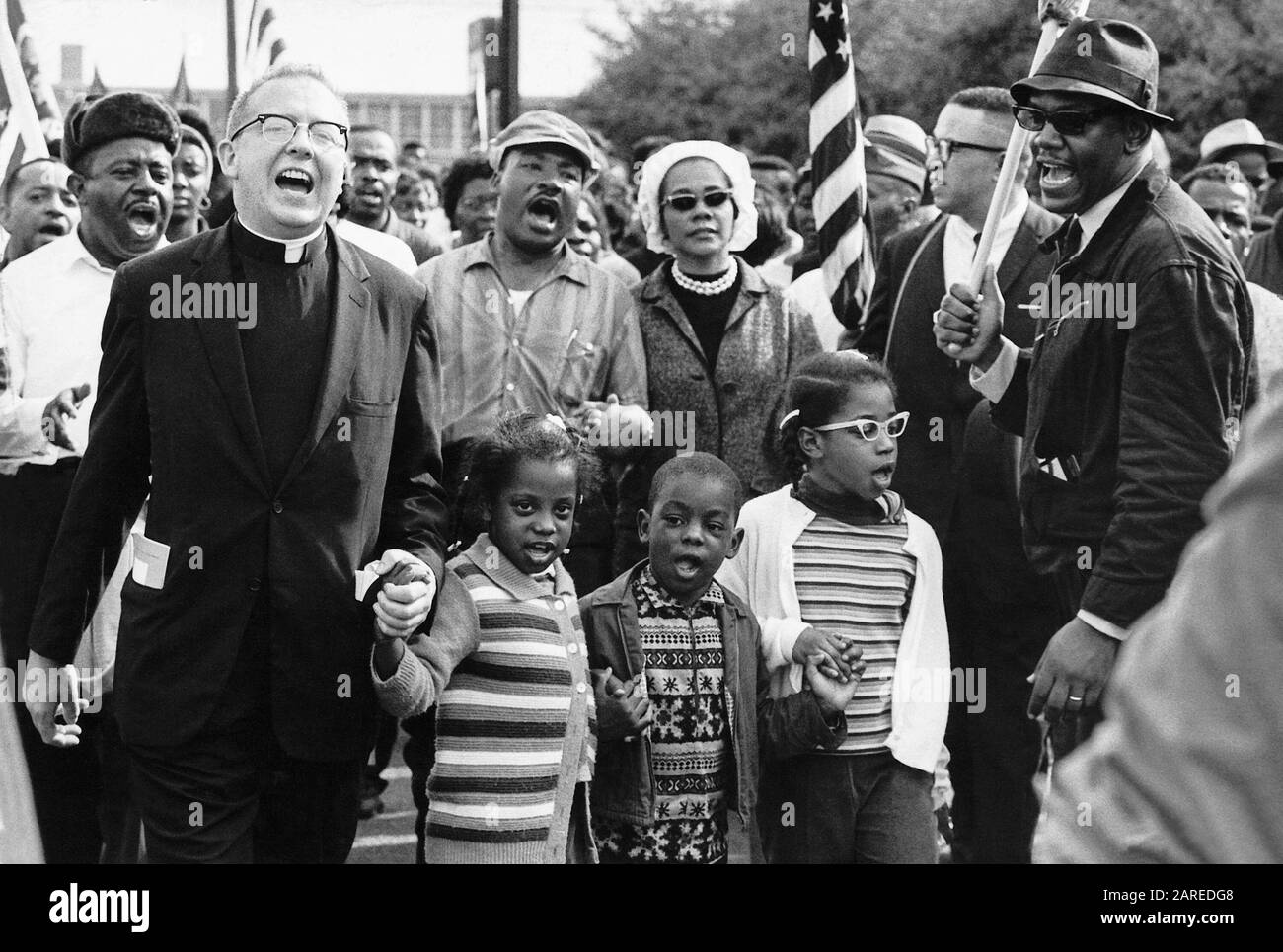 Frontlinie des Selma zu Montgomery March mit Dr. und Mrs. Martin Luther King (Mitte), Dr. und Mrs. Ralph David Abernathy (mit ihren Kindern Donzaleigh, Ralph David und Juandalynn) und John Lewis im März 1965. (Der Name des weißen Ministers ist unbekannt.) Stockfoto