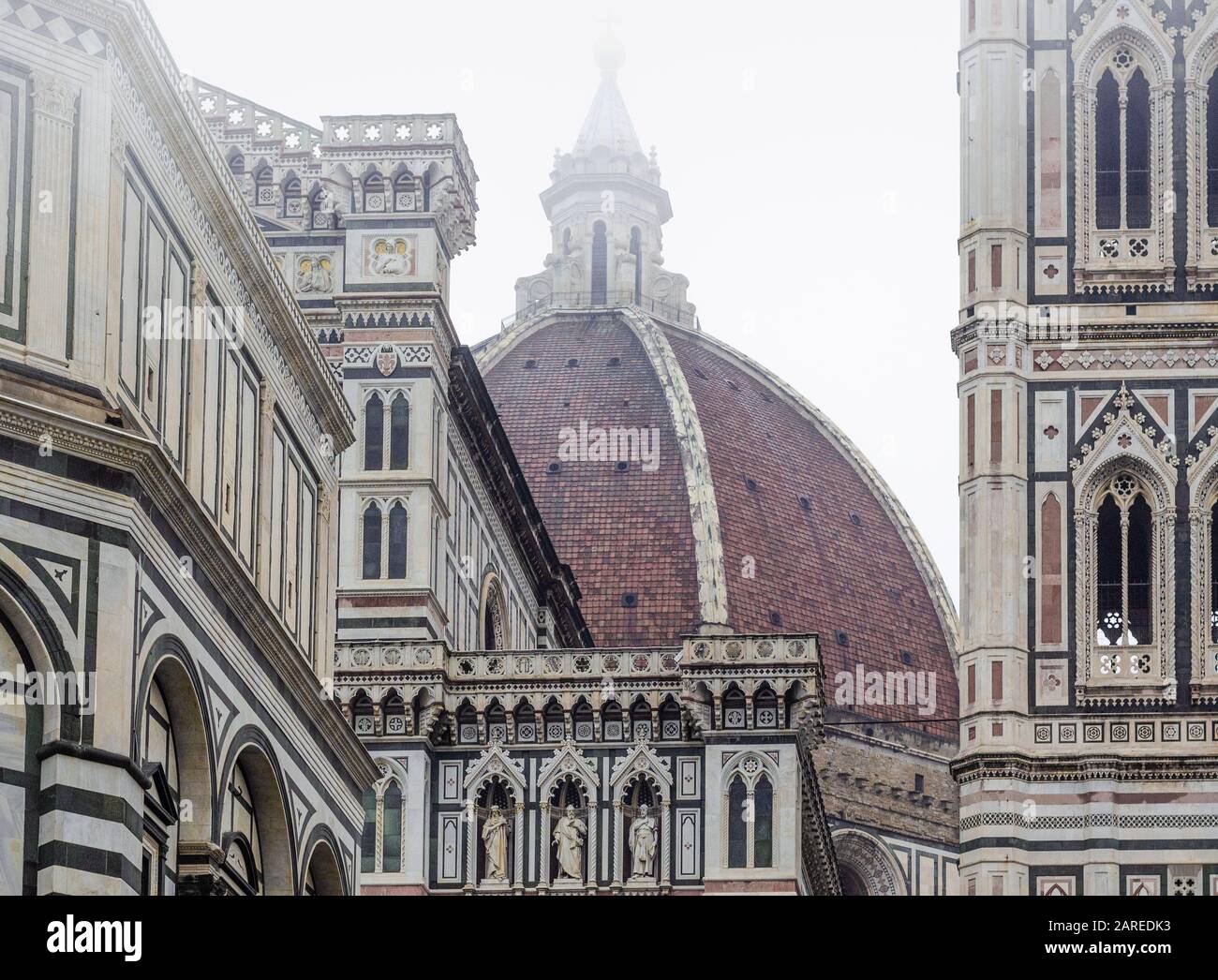 Die wichtigsten Denkmäler von Florenz in einem Rahmen, die Kuppel von Brunelleschi, die Kathedrale und die Taufkapelle von unten im Winter Stockfoto