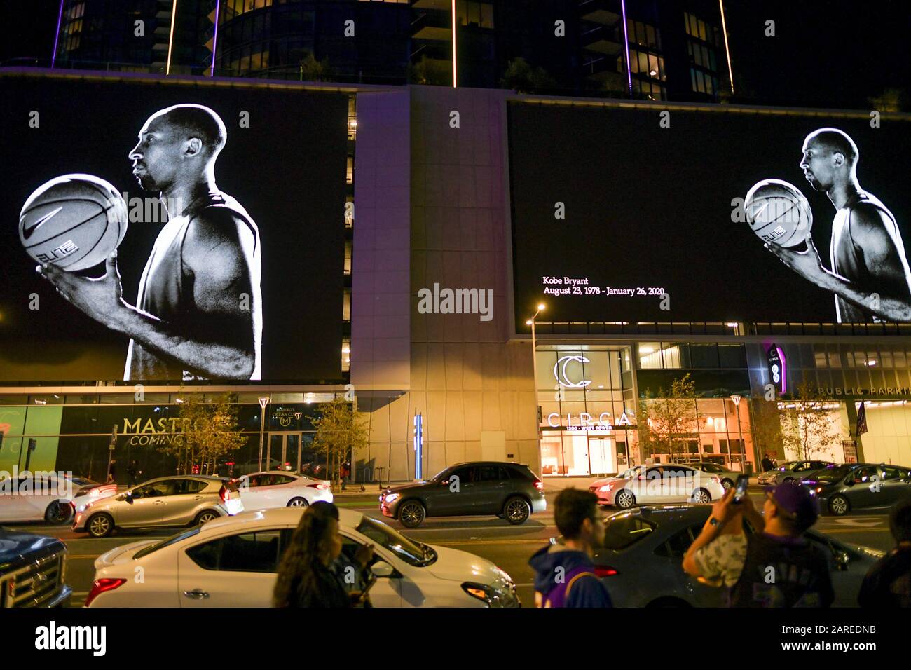 Las Vegas, NV, USA. Januar 2020. Atmosphäre Los Angeles Laker Fans versammeln sich, um Kobe im Staples Center in Los Angeles, CA am 27. Januar 2020 zu betrauern. Kredit: Damairs Carter/Media Punch/Alamy Live News Stockfoto