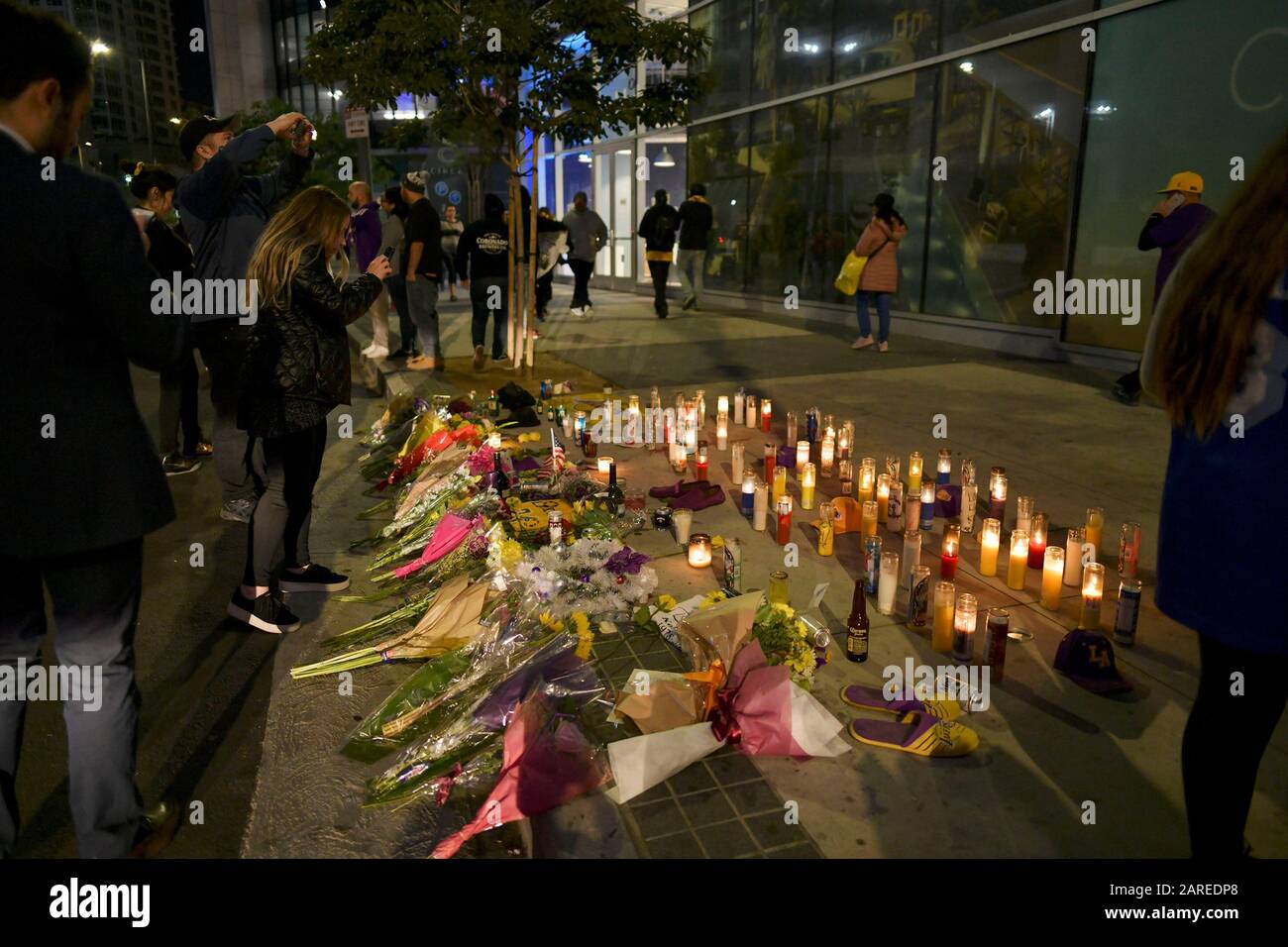 Las Vegas, NV, USA. Januar 2020. Atmosphäre Los Angeles Laker Fans versammeln sich, um Kobe im Staples Center in Los Angeles, CA am 27. Januar 2020 zu betrauern. Kredit: Damairs Carter/Media Punch/Alamy Live News Stockfoto