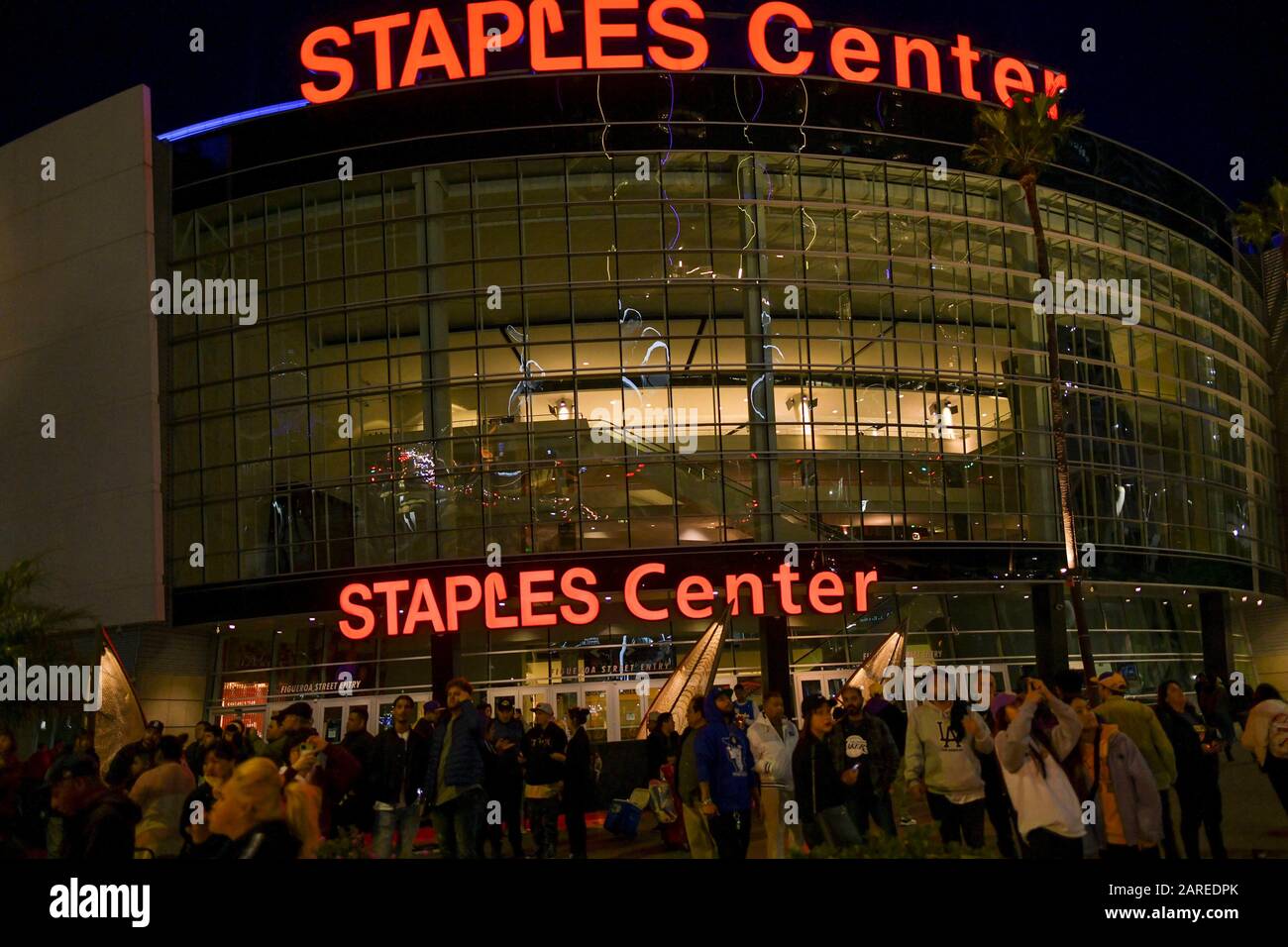 Las Vegas, NV, USA. Januar 2020. Atmosphäre Los Angeles Laker Fans versammeln sich, um Kobe im Staples Center in Los Angeles, CA am 27. Januar 2020 zu betrauern. Kredit: Damairs Carter/Media Punch/Alamy Live News Stockfoto