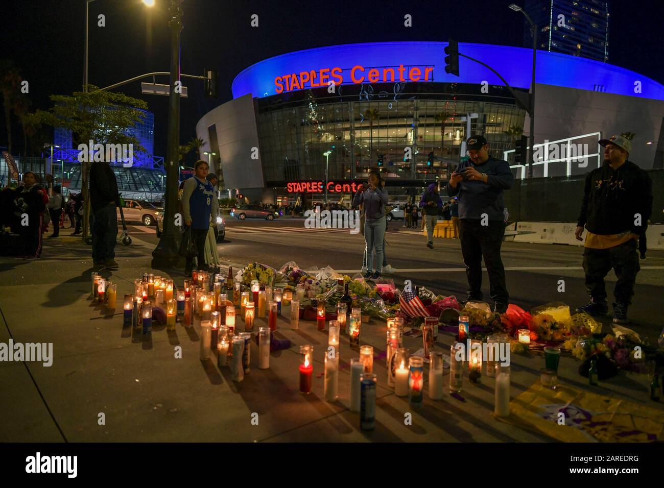 Las Vegas, NV, USA. Januar 2020. Atmosphäre Los Angeles Laker Fans versammeln sich, um Kobe im Staples Center in Los Angeles, CA am 27. Januar 2020 zu betrauern. Kredit: Damairs Carter/Media Punch/Alamy Live News Stockfoto