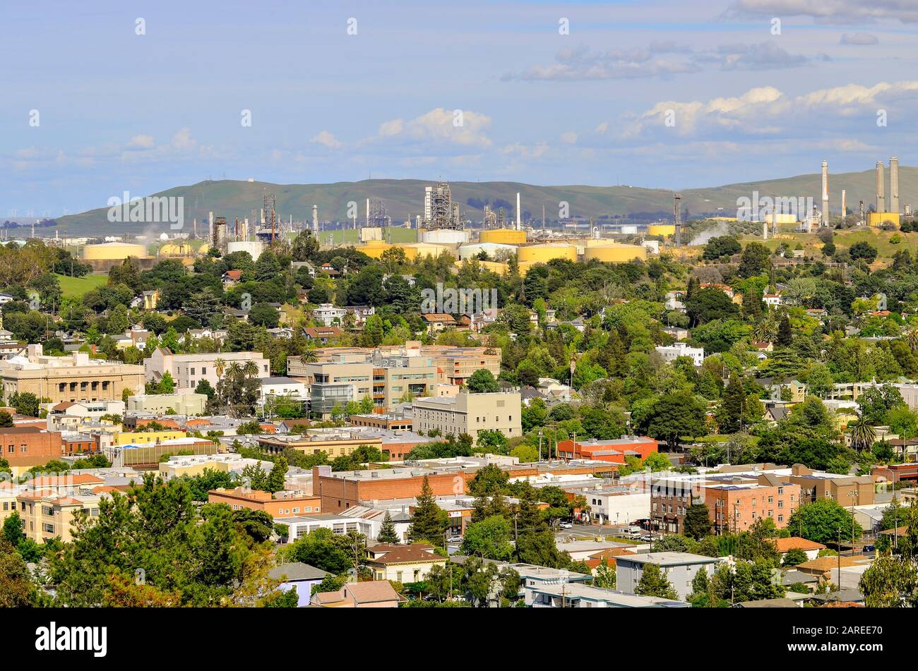 Blick in Richtung Osten mit der Innenstadt von Martinez im Vordergrund und Shell Oil Raffinerie im Hintergrund. Martinez, Contra Costa County, Kalifornien, USA. Stockfoto
