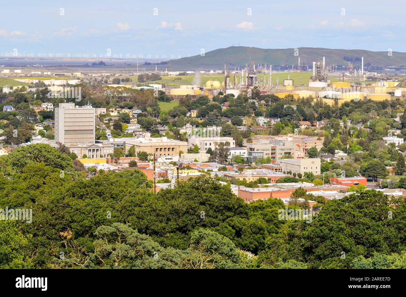 Innenstadt Martinez im Vordergrund und Shell Oil Raffinerie im Hintergrund. Martinez, Contra Costa County, Kalifornien, USA. Stockfoto