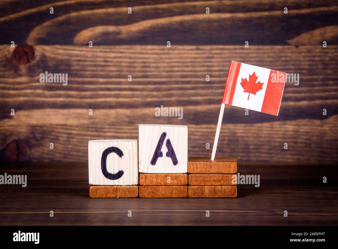 CA Kanada. ISO-Standard - Länderkürzel. Holzbriefe und Fahne auf dem Schreibtisch Stockfoto