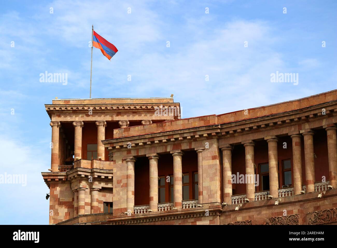 Nationalflaggen Armeniens auf dem Regierungshaus, Platz der Republik, Jerewan, Armenien Stockfoto