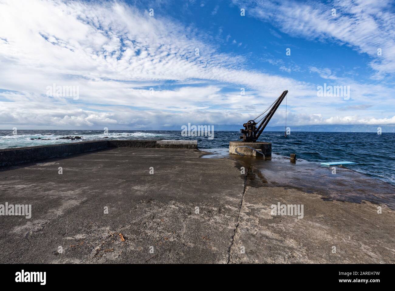 Ein alter Kran auf einer Zementboot-Rampe in Baixa, Portugal. Stockfoto