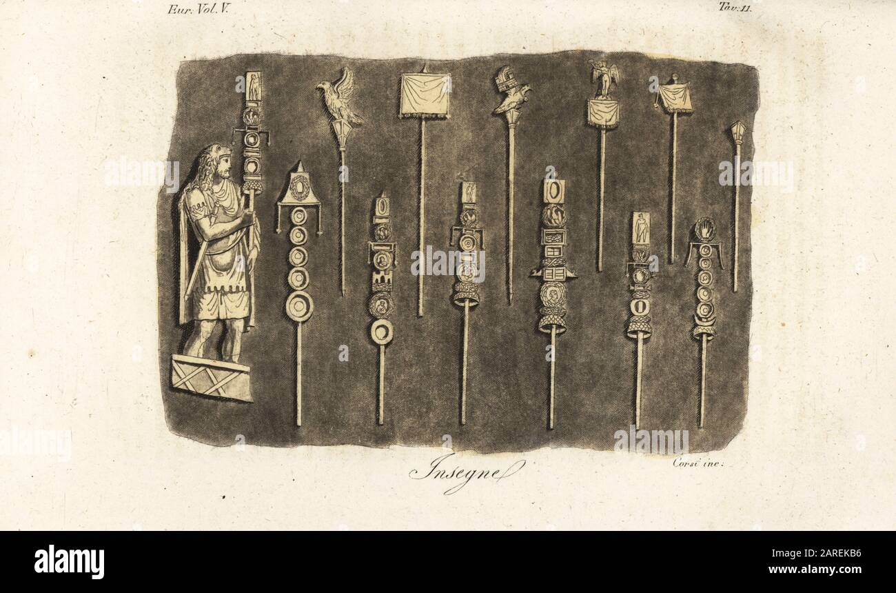 Römischer Legionär oder Aquilifer (Adlerträger) und Beispiele für Adler oder aquila. Insegne. Handfarbige Kupferstichgravur von Corsi aus Giulio Ferrarios Kostümen Alt und Modern der Völker der Welt, Il Costume Antico e Moderno, Florenz, 1843. Stockfoto