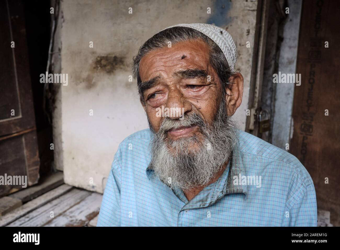 Porträt eines älteren, bärtigen muslimischen Mannes in der von Muslimen dominierten Gegend von Bhendi Bazar, Mumbai, Indien Stockfoto