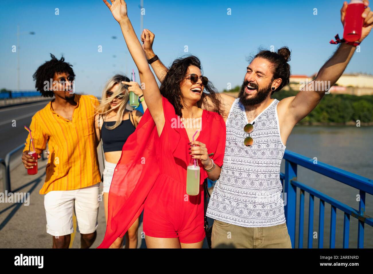 Glückliche junge Menschen Teilnahme an Festivals im Sommer Spaß Stockfoto