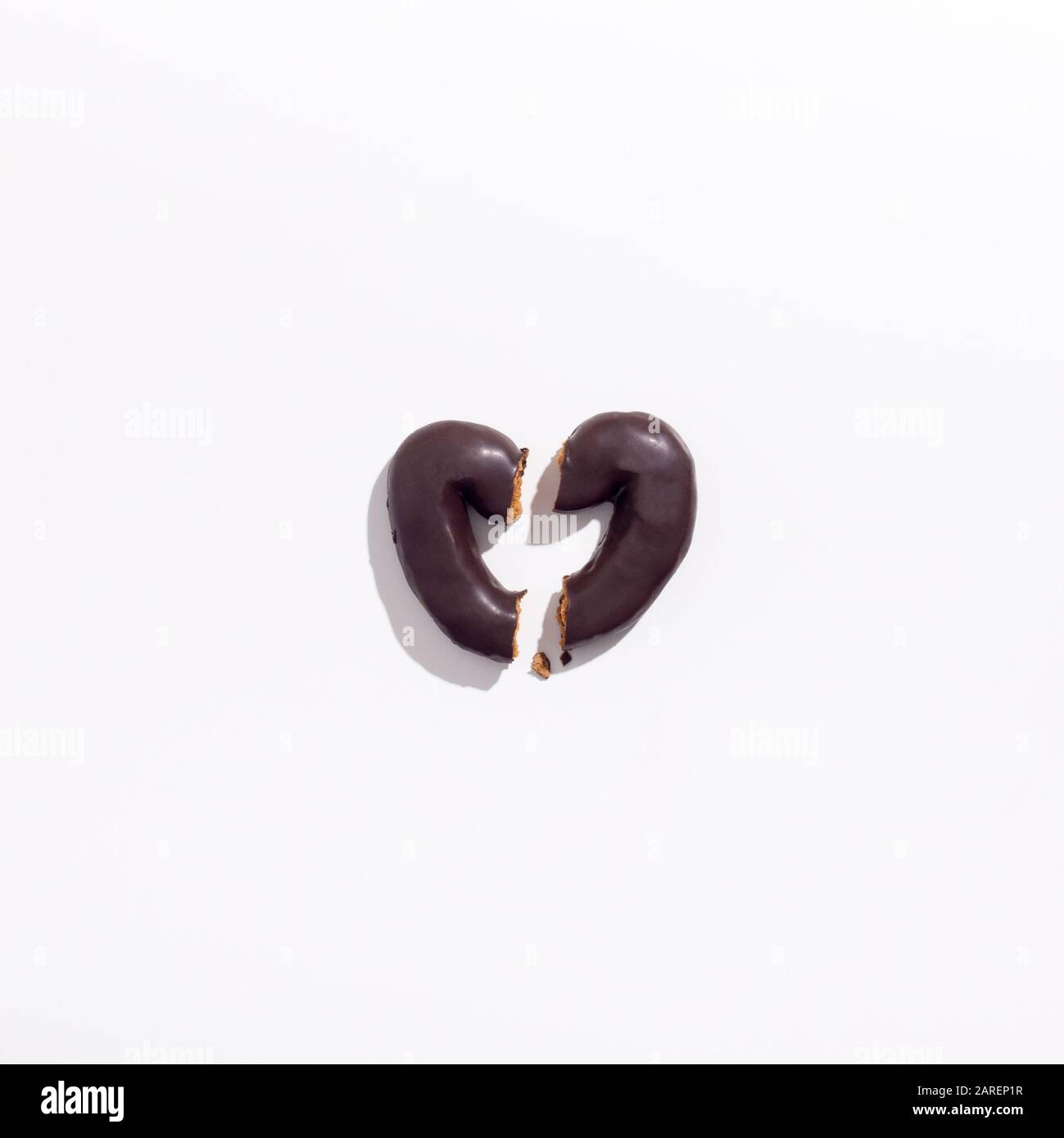 Gebrochene Herzform bisquit auf weißem Hintergrund Stockfoto