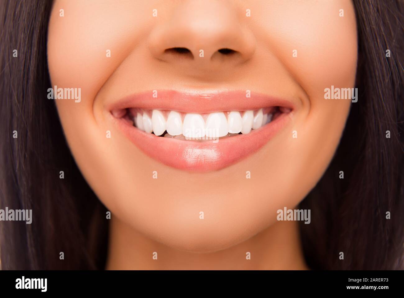 Nahaufnahme von strahlendem Lächeln und gesunden Zähnen der Frau Stockfoto