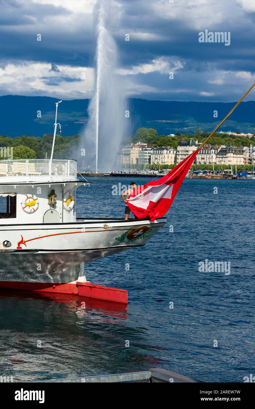 Die Flagge am Heck eines alten Dampfschiffs auf dem Genfer See in der Genfer Schweiz senken Stockfoto