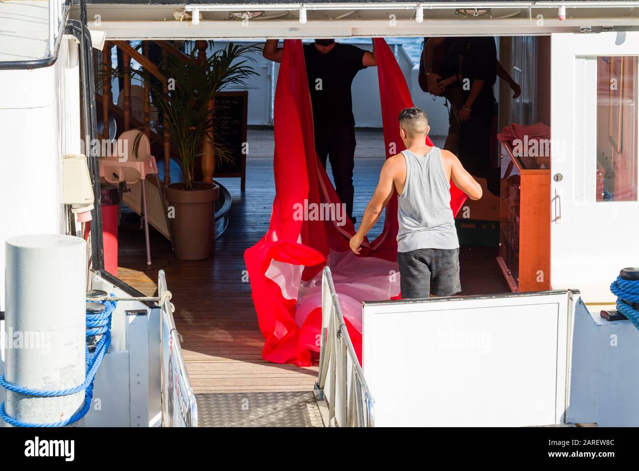 Die Flagge senken ein altes Dampfschiff auf dem Genfer See in der Genfer Schweiz Stockfoto