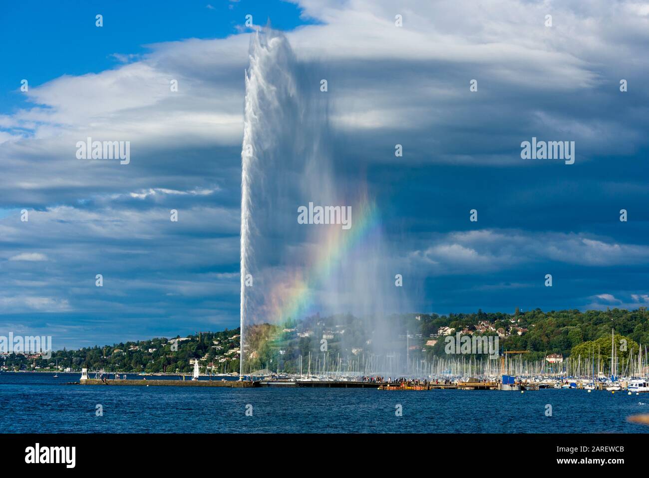 Schöner Blick auf den Wasserstrahlbrunnen mit Regenbogen im Genfersee,  Schweiz Stockfotografie - Alamy