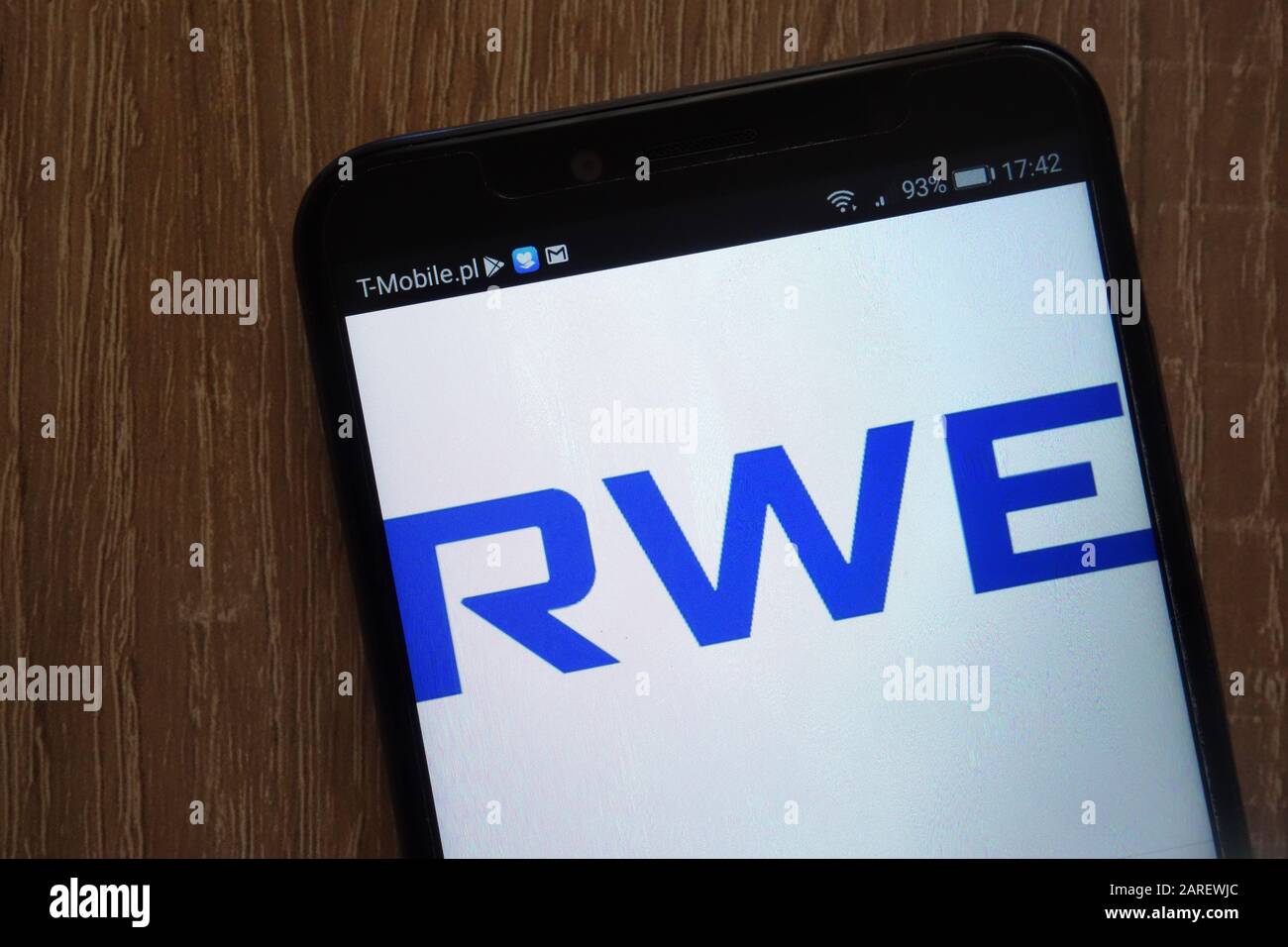 Das RWE-Logo wird auf einem modernen Smartphone angezeigt Stockfoto
