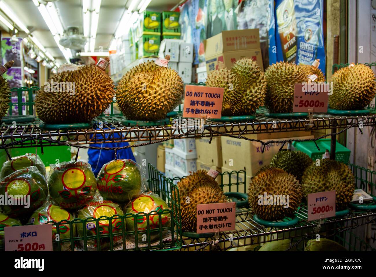 Durian im Obstladen in Tokio Stockfoto