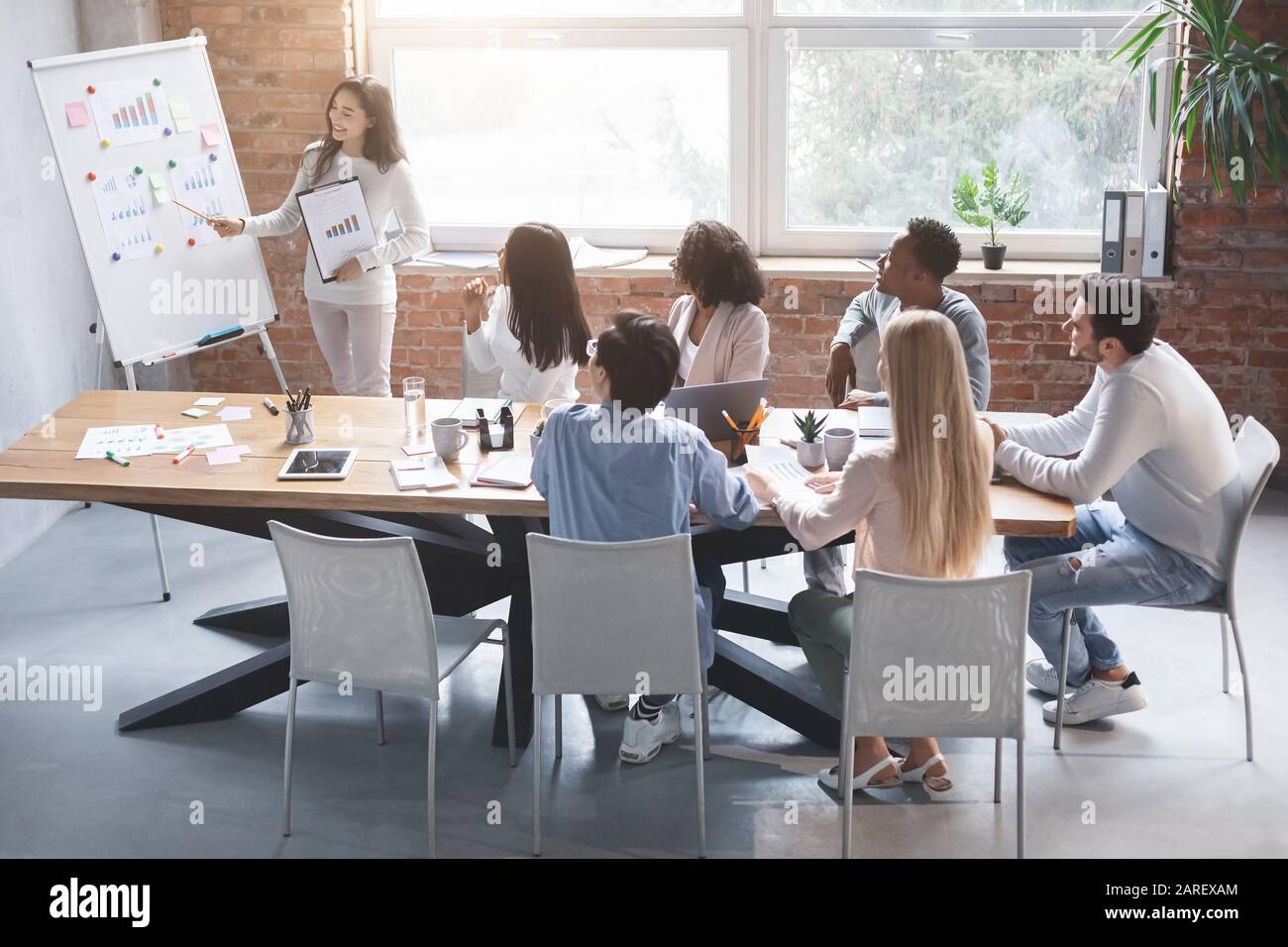 Multiracial Business Team arbeitet an einem neuen Projekt zusammen Stockfoto