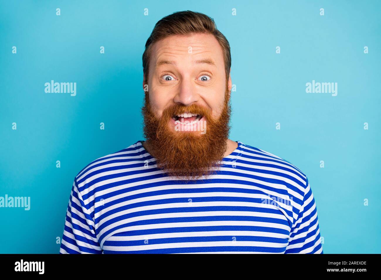 Porträt des staunenden Mannes hören Sie wunderbaren Rabatt beeindruckte Shout Wear gutes Aussehen nautische Weste isoliert über blauen Hintergrund Stockfoto