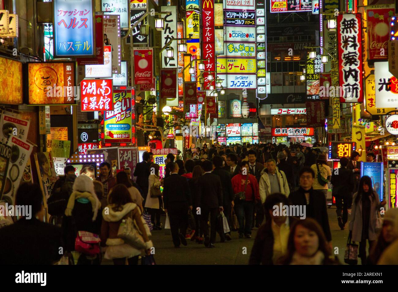 Tokio Akihabara ist das beliebteste Gebiet für Fans von Anime, Mangas und Spielen im Nachtleben der Metropole Tokio auf den Straßen Japans Stockfoto