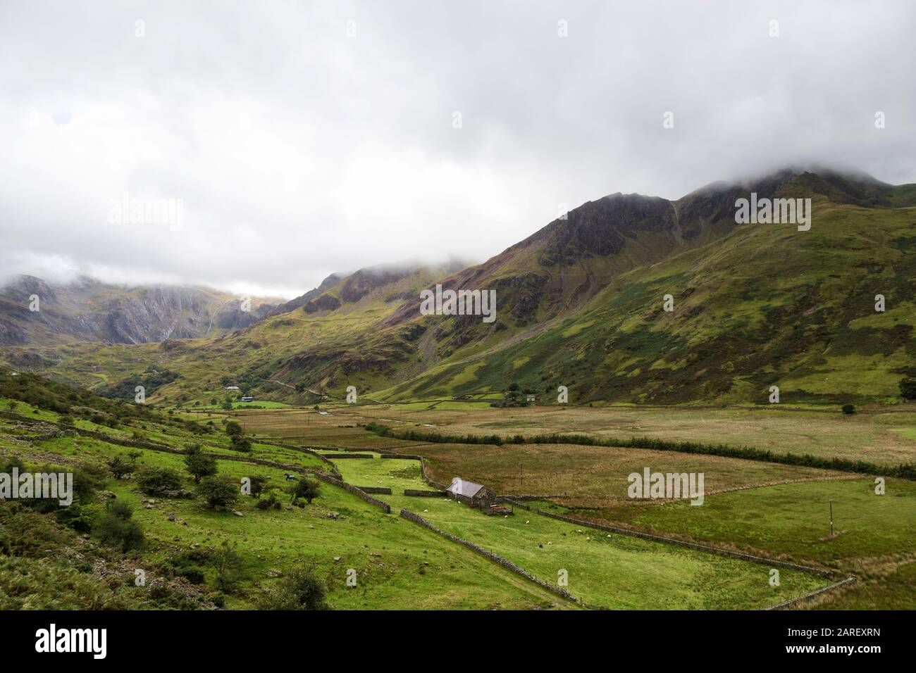 Green Nant Ffrancon Pass im Snowdonia National Park in Wales, Großbritannien. Stockfoto