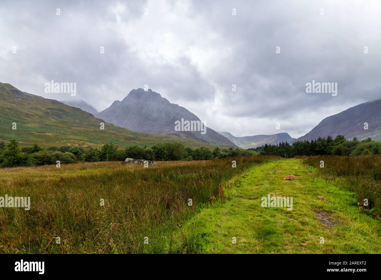 Eine Landstraße in Capel Curig im Snowdonia National Park in Wales, Großbritannien. Stockfoto