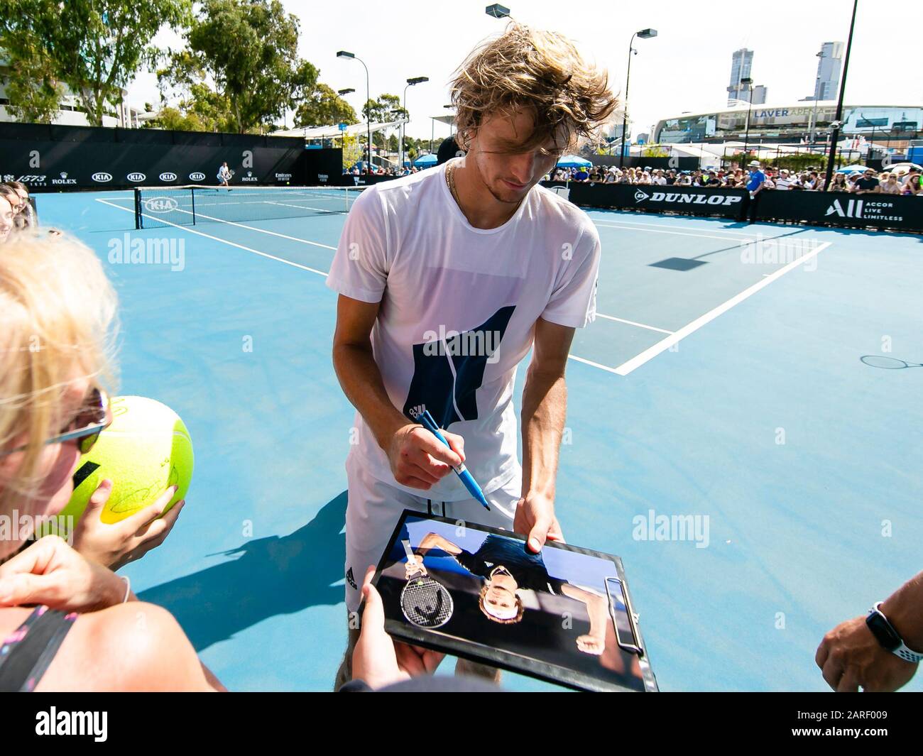 Melbourne, Australien. Januar 2020. Tennis: Grand Slam, Australian Open. Alexander Zverev schreibt nach seiner Ausbildung Autogramme. Credit: Frank Molter / dpa / Alamy Live News Stockfoto