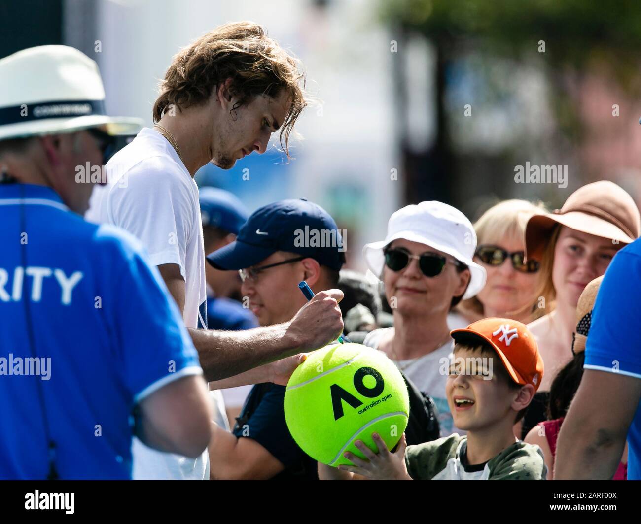 Melbourne, Australien. Januar 2020. Tennis: Grand Slam, Australian Open. Alexander Zverev schreibt nach seiner Ausbildung Autogramme. Credit: Frank Molter / dpa / Alamy Live News Stockfoto