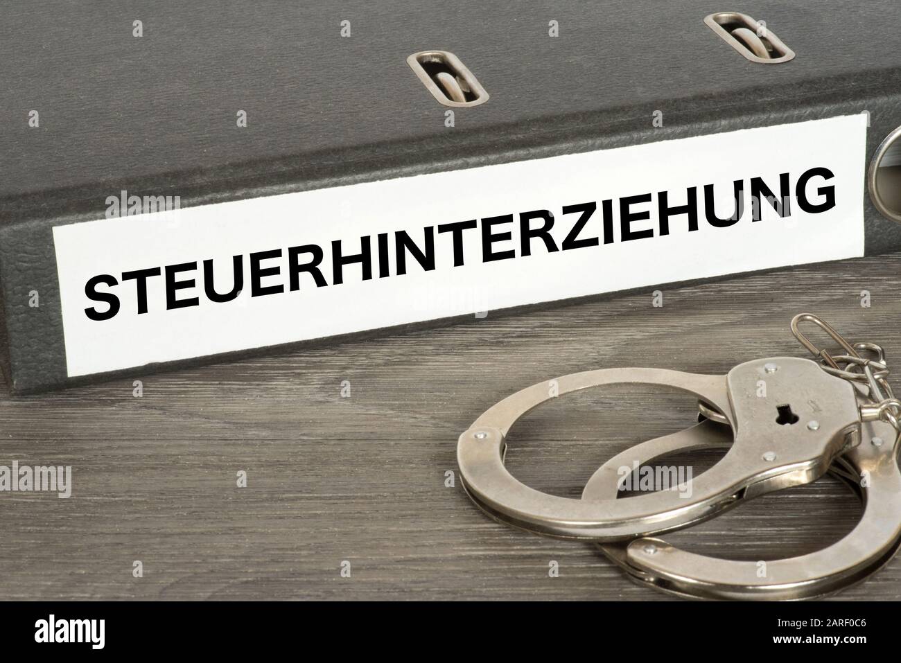 Handschellen und Steuerhinterziehung in Deutschland Stockfoto