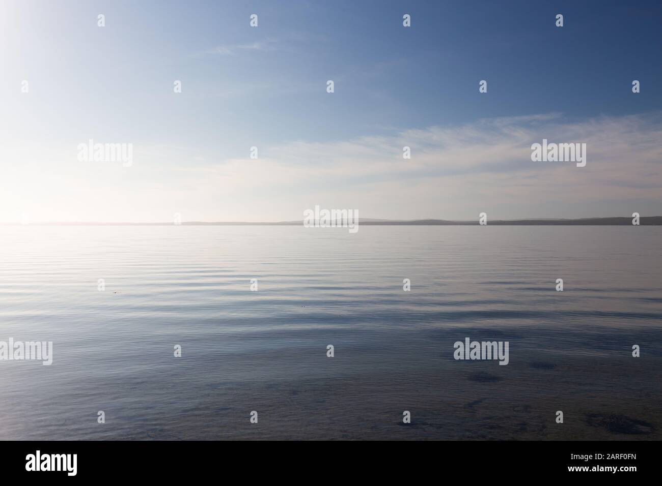Minimalistisch glasser ruhiger Küstenstrich, saisonale Küste und Horizont am hellen Morgen in South Australia. Stockfoto