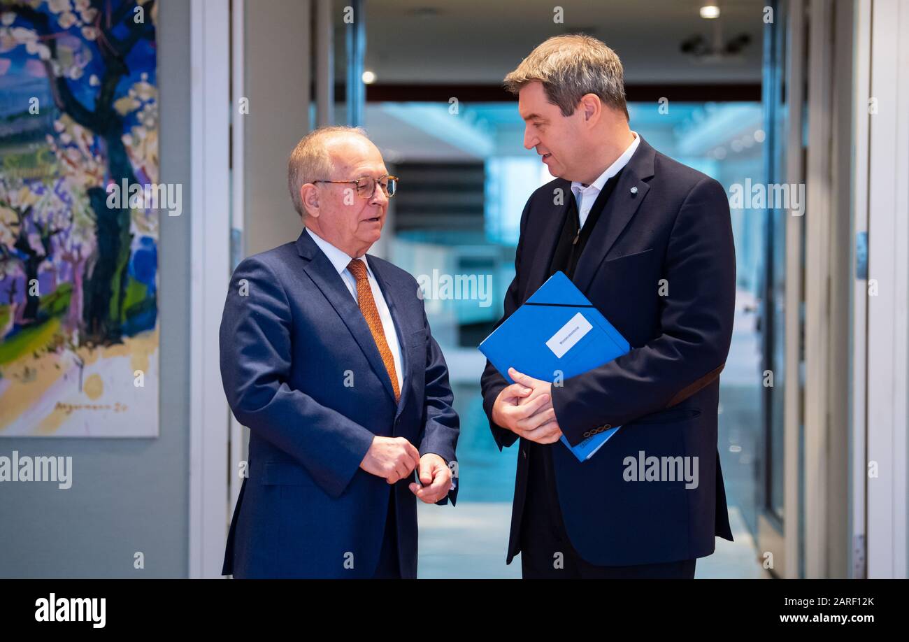 München, Deutschland. Januar 2020. Markus Söder (r, CSU), Ministerpräsident Bayerns, und Wolfgang Ischinger, Leiter der Münchner Sicherheitskonferenz, treffen sich vor Beginn einer Sitzung des bayerischen Kabinetts. Auf Einladung Russlands fliegen Präsident Putin, Söder und Ischinger am 28.01.2020 nach Moskau. Credit: Sven Hoppe / dpa / Alamy Live News Stockfoto