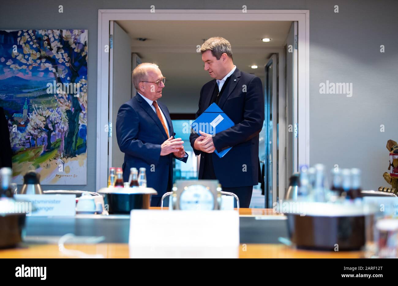 München, Deutschland. Januar 2020. Markus Söder (r, CSU), Ministerpräsident Bayerns, und Wolfgang Ischinger, Leiter der Münchner Sicherheitskonferenz, treffen sich vor Beginn einer Sitzung des bayerischen Kabinetts. Auf Einladung Russlands fliegen Präsident Putin, Söder und Ischinger am 28.01.2020 nach Moskau. Credit: Sven Hoppe / dpa / Alamy Live News Stockfoto