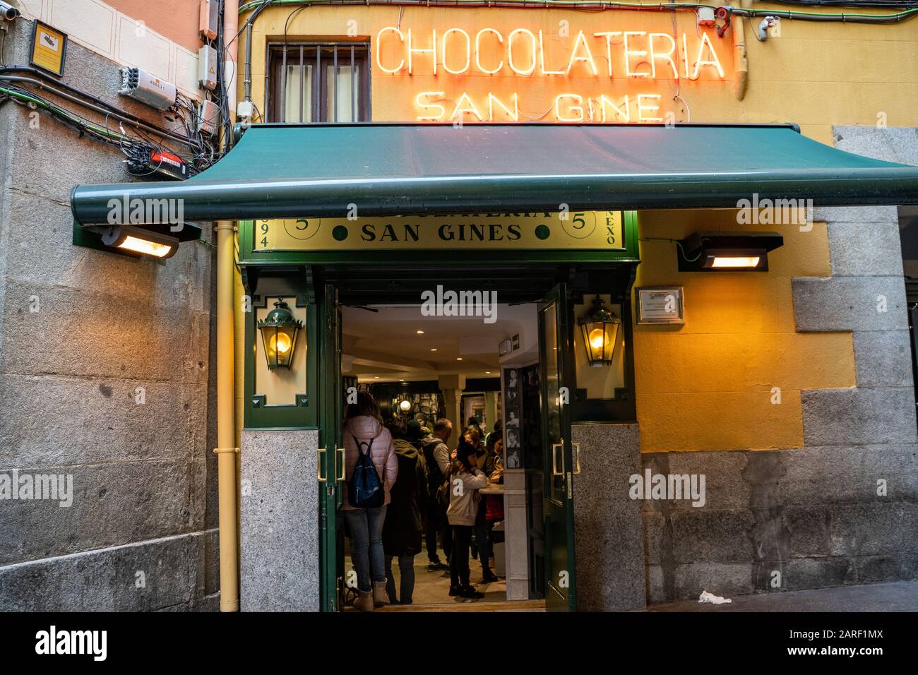 Madrid, Spanien - 25. Januar 2020: Berühmter Chocolatería San Ginés, der Schokochurros in Pasadizo de San Gines verkauft. Stockfoto