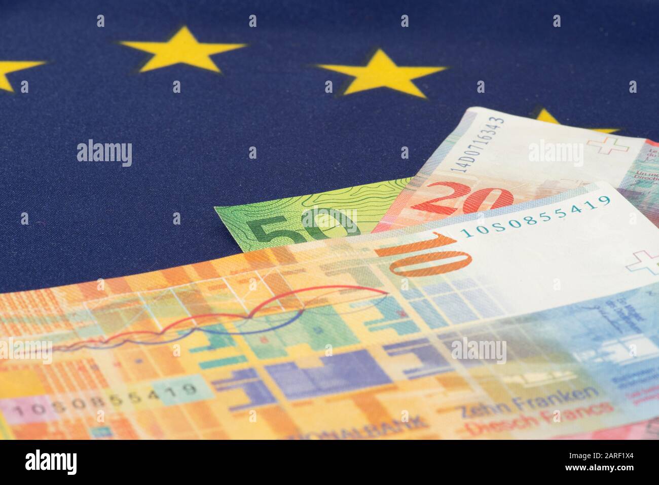 Flagge der EU und Schweizer Franken Stockfoto