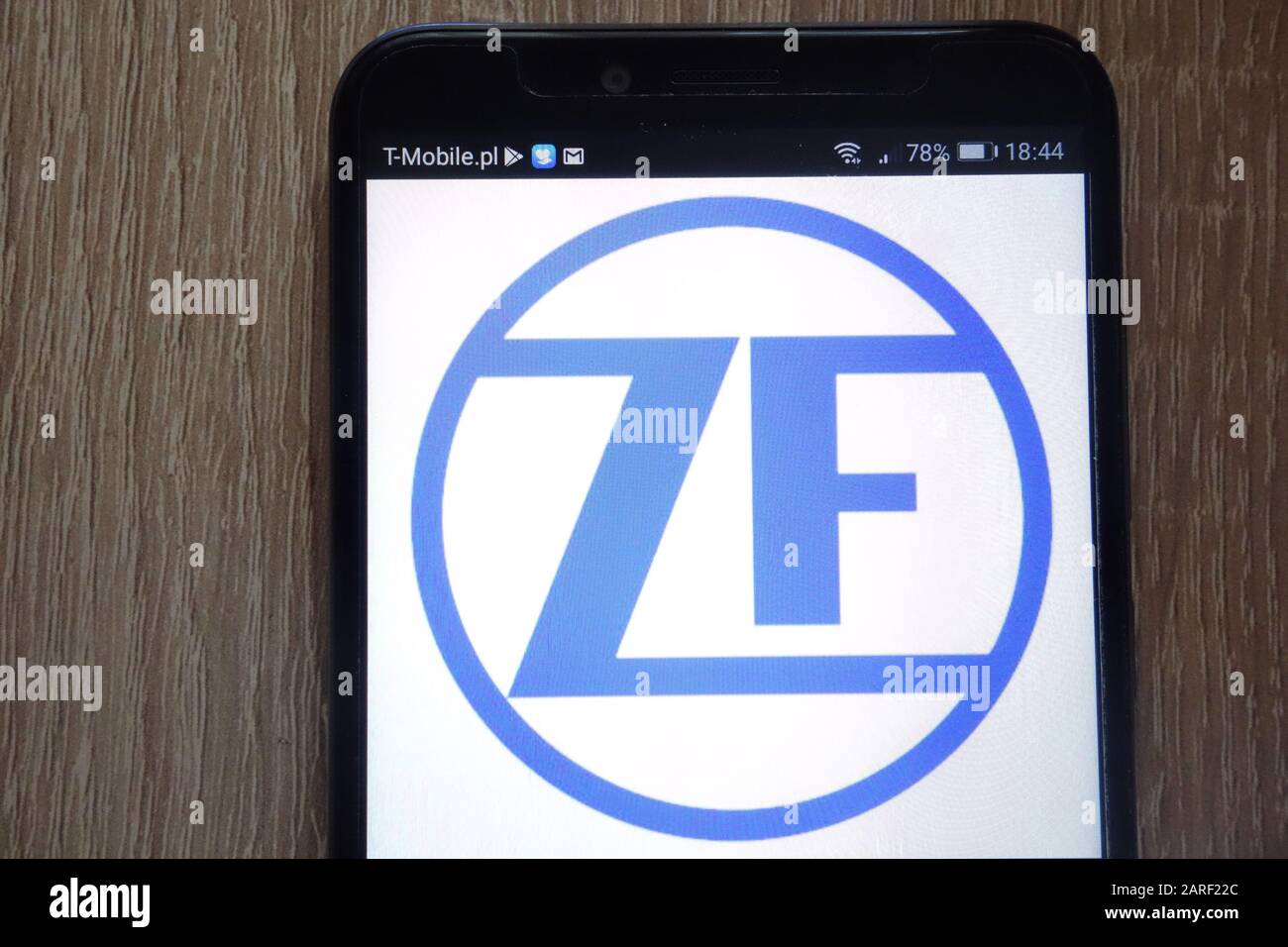Das Logo von ZF Friedrichshafen wird auf einem modernen Smartphone angezeigt Stockfoto