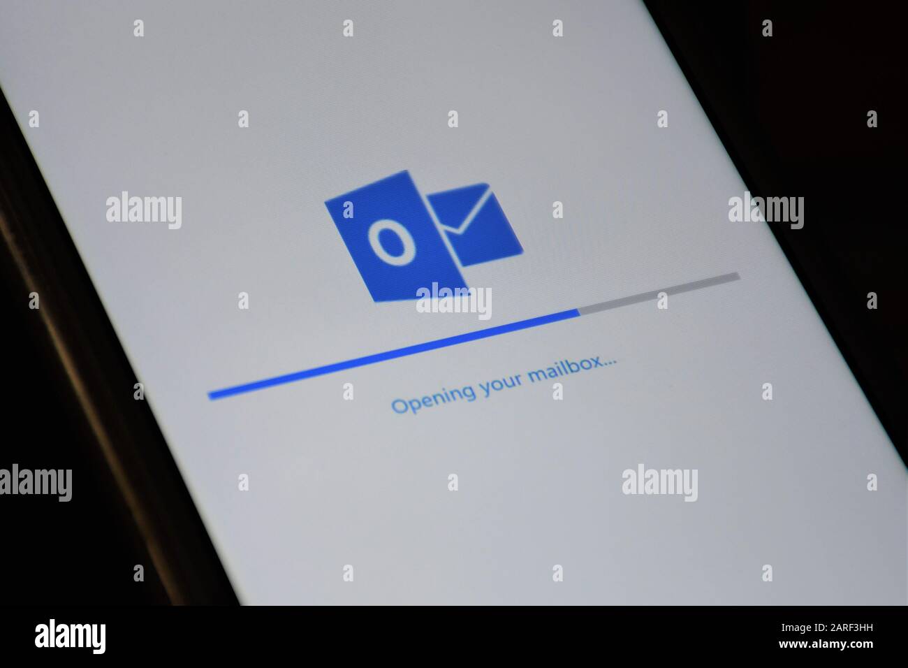 Das Logo von Outlook.com und die App wurden in einer Smartpone, einer webbasierten Suite mit Webmail, Kontakten, Aufgaben und Kalenderdiensten von Microsoft, E-Mails und E-Mails angezeigt Stockfoto
