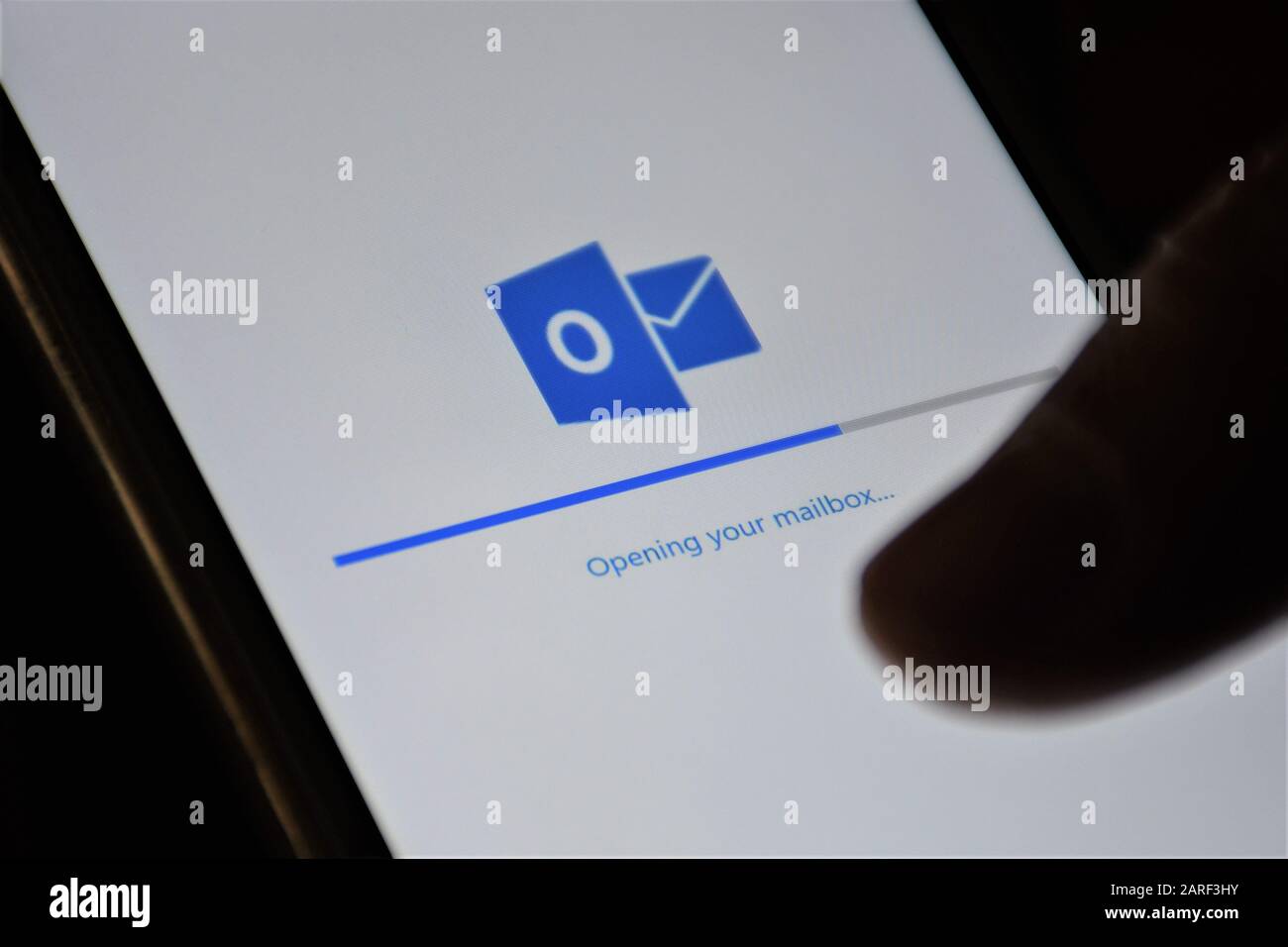 Das Logo von Outlook.com und die App wurden in einer Smartpone, einer webbasierten Suite mit Webmail, Kontakten, Aufgaben und Kalenderdiensten von Microsoft, E-Mails und E-Mails angezeigt Stockfoto
