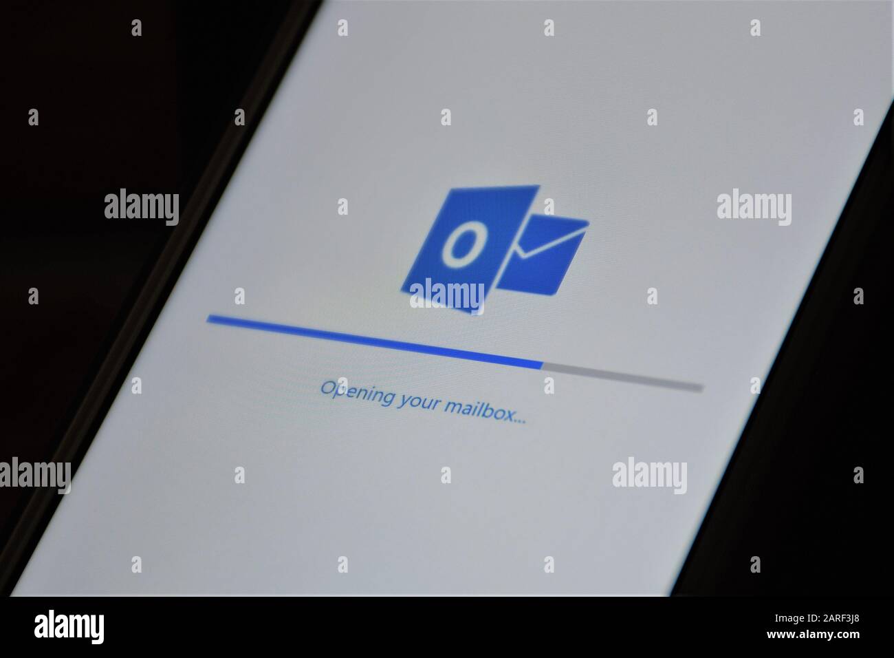 Das Logo von Outlook.com und die App wurden in einer Smartpone, einer webbasierten Suite mit Webmail, Kontakten, Aufgaben und Kalenderdiensten von Microsoft, E-Mails und E-Mails angezeigt Stockfoto