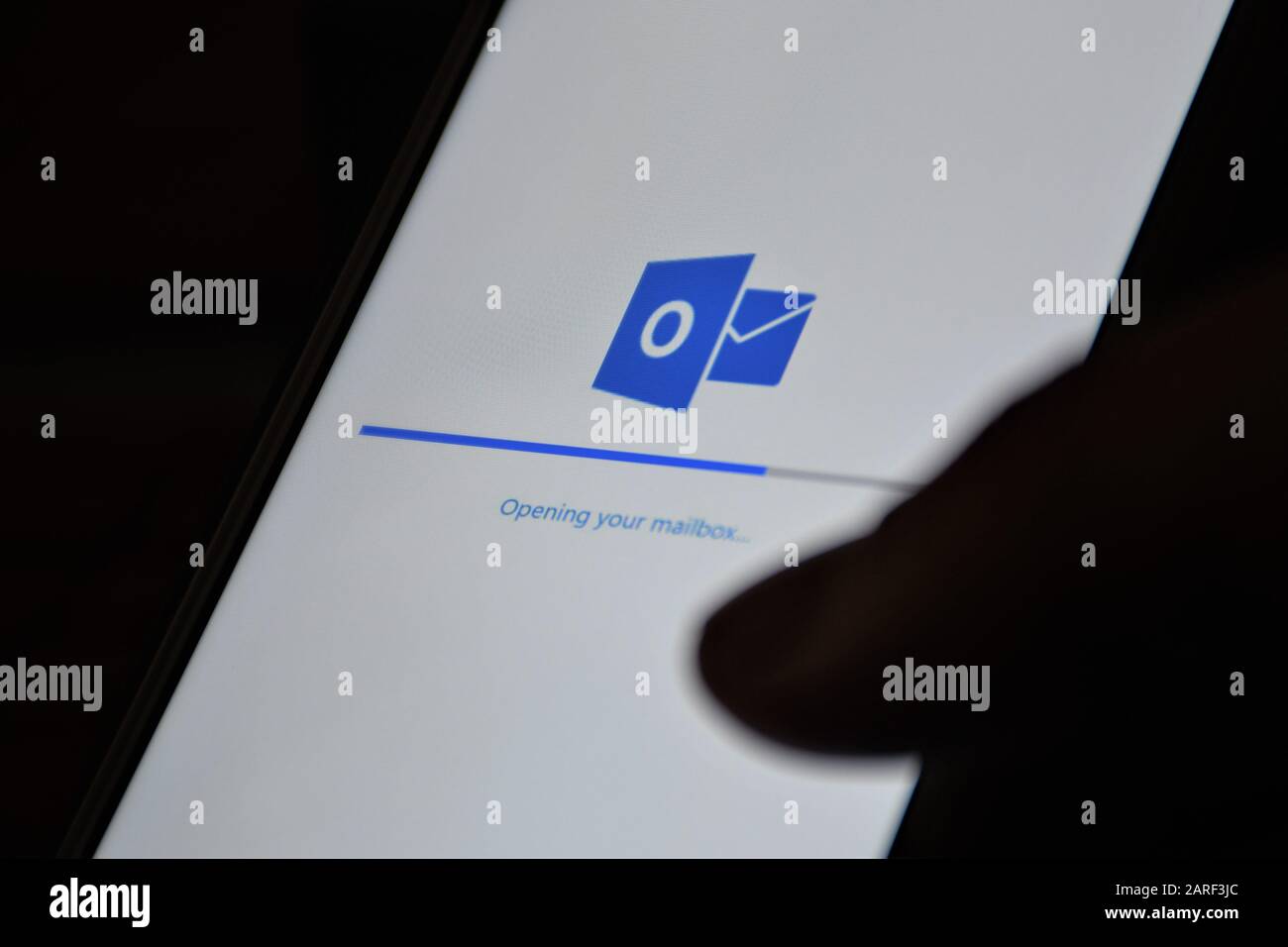 Das Logo von Outlook.com und die App wurden in einer Smartpone, einer webbasierten Suite mit Webmail, Kontakten, Aufgaben und Kalenderdiensten von Microsoft, E-Mails und E-Mails angezeigt Stockfoto