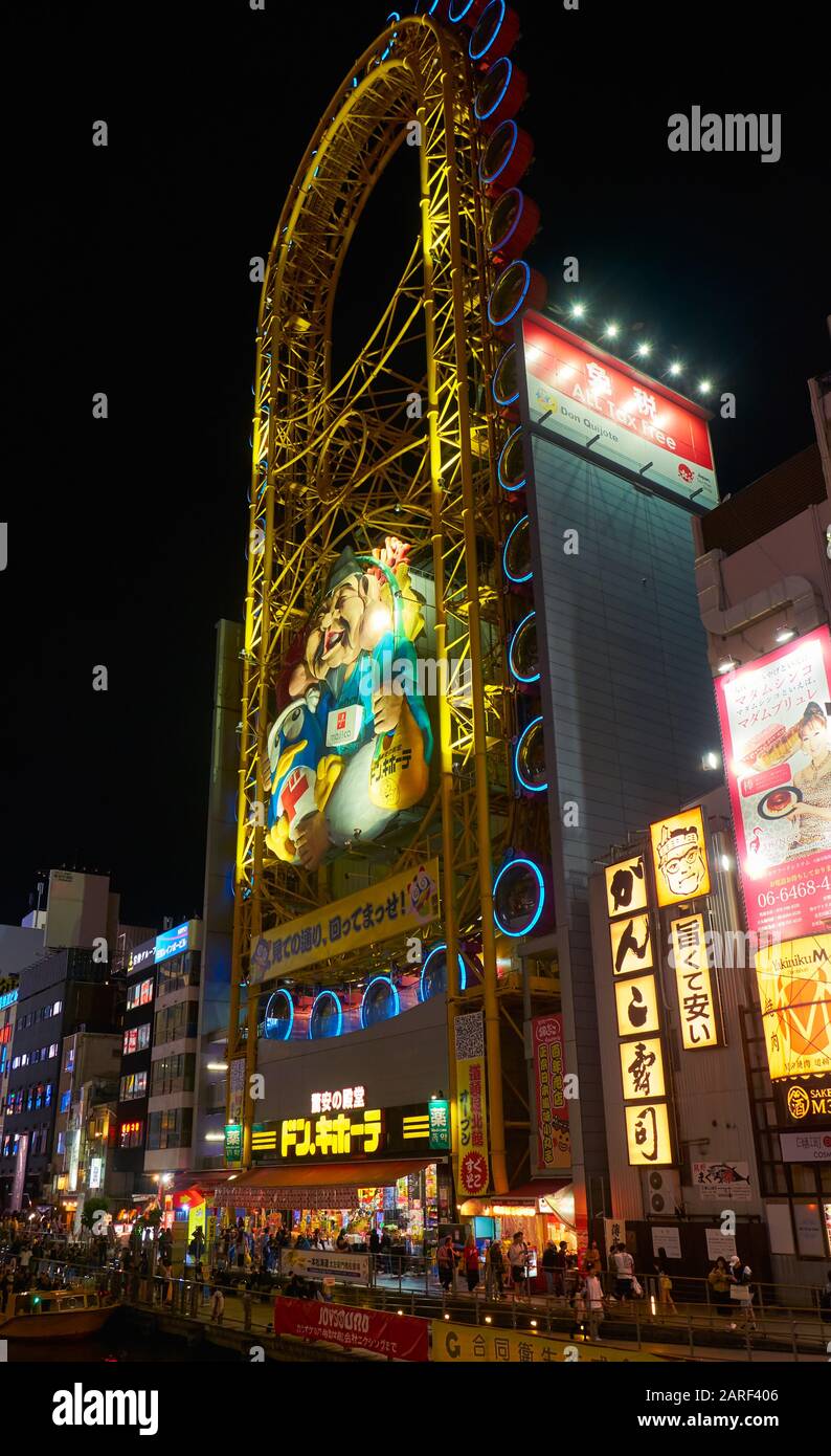 Osaka, JAPAN - 13. OKTOBER 2019: Die helle Nachtbeleuchtung des riesigen, länglichen, gelben Riesenrads des beliebten Don Quijote Stores auf dem Dotonbori Stockfoto