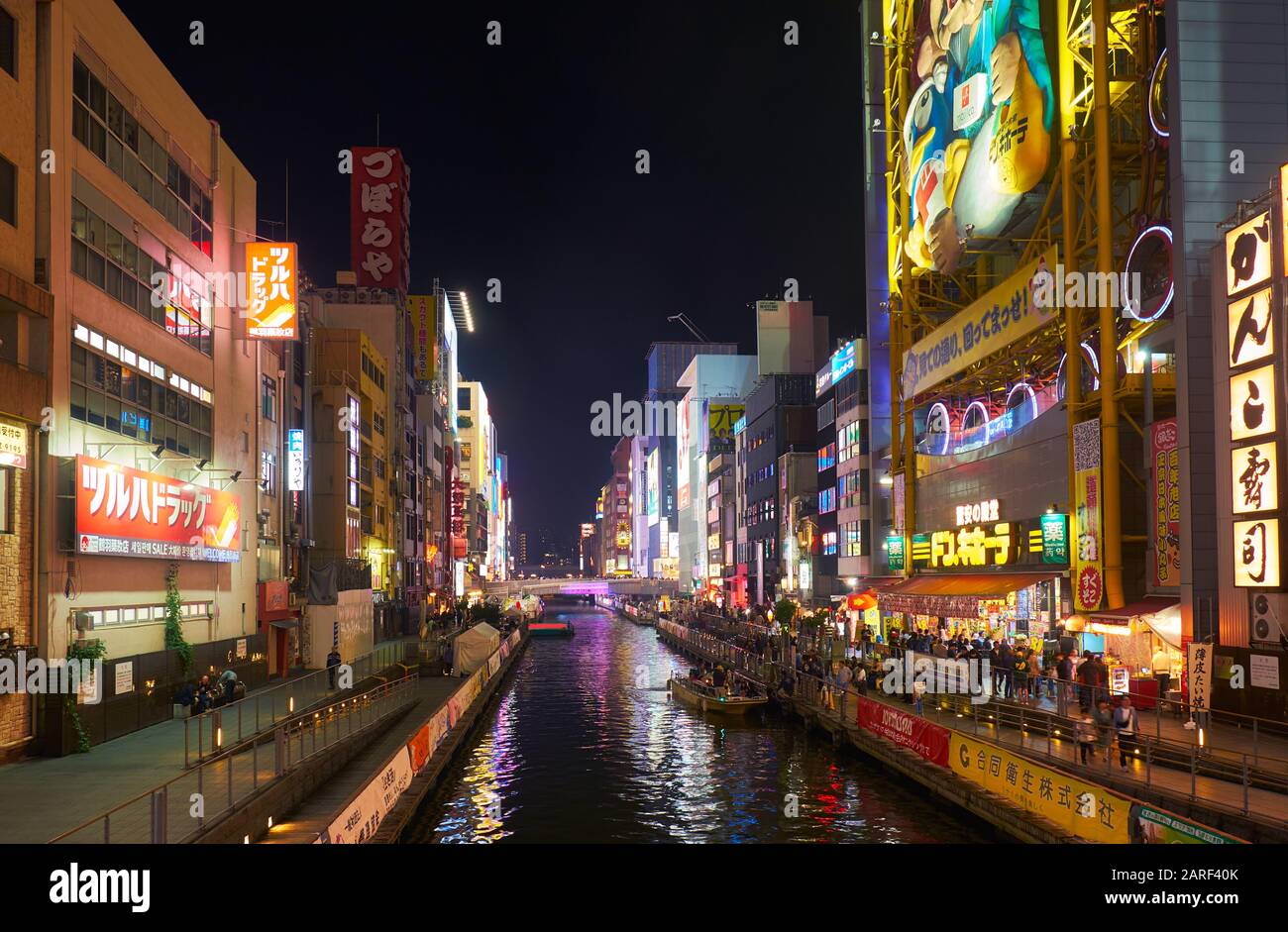 Osaka, JAPAN - 13. OKTOBER 2019: Die helle Nachtbeleuchtung über dem Dotonbori-Kanal im Namba-Viertel der Stadt Chuo ward. Osaka. Japan Stockfoto