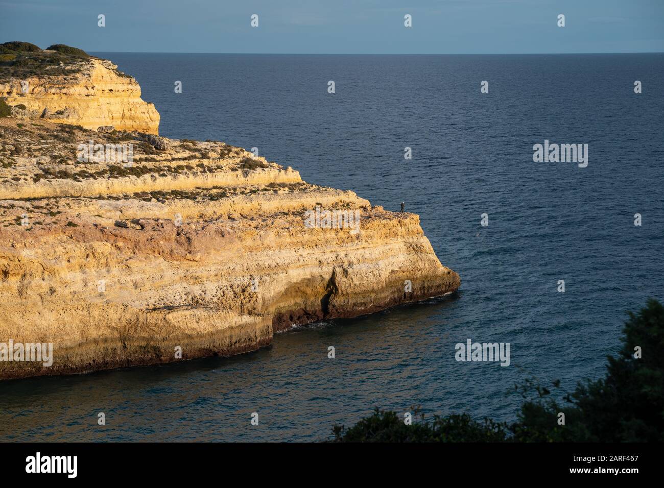 Unidentifizierbare Reisesuchende genießen den schönen, aber gefährlichen Blick auf die Klippen der Algarve in Portugal Stockfoto