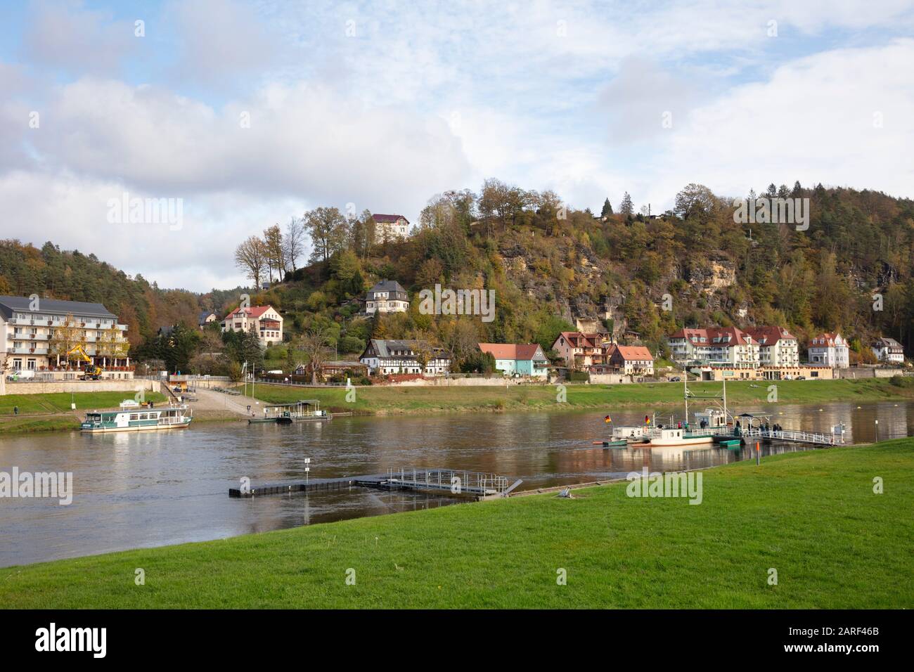 Blick nach Rathen an der Elbe, Elbsandsteingebirge, Nationalpark Sächsischen Schweiz, Sachsen, Deutschland, Europa Stockfoto