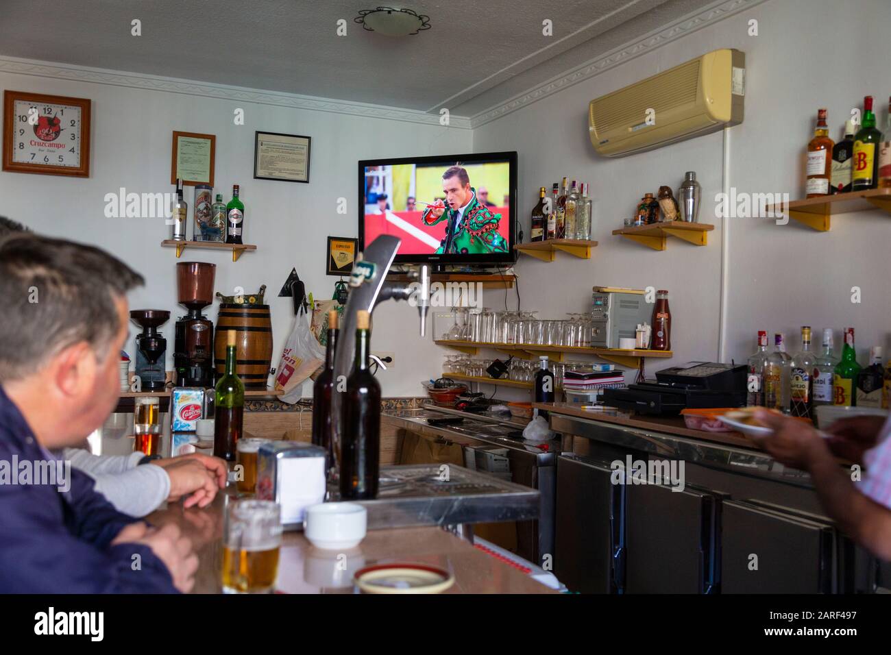 Spanische Bar mit Kunden, die Stierkämpfe im fernsehen, almeria, spanien, beobachten Stockfoto