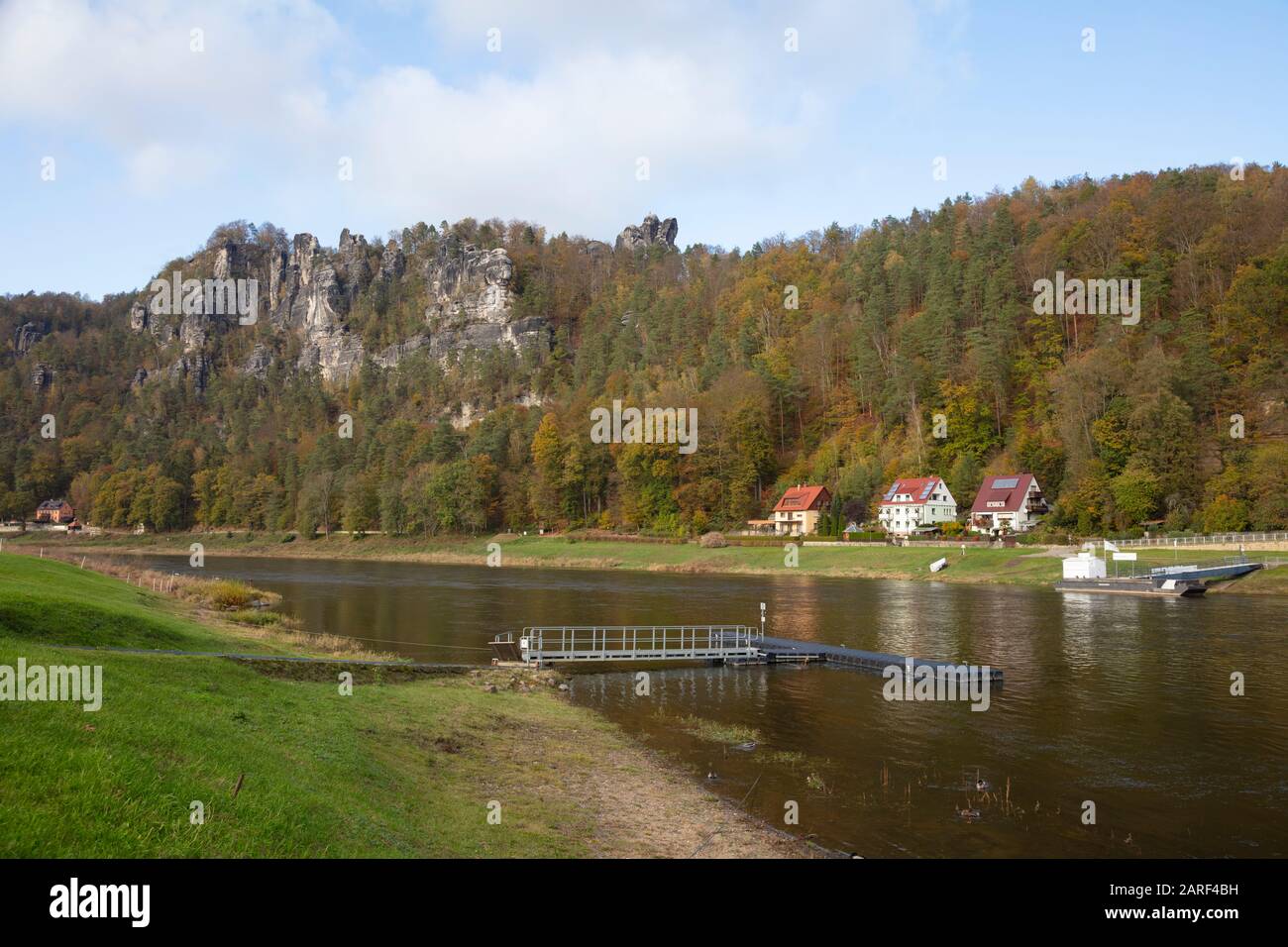 Blick nach Rathen an der Elbe, Elbsandsteingebirge, Nationalpark Sächsischen Schweiz, Sachsen, Deutschland, Europa Stockfoto