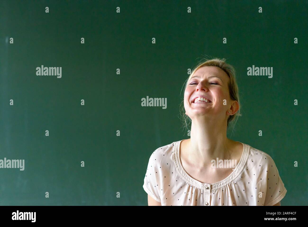 Throwing head back Fotos und Bildmaterial in hoher Auflösung Alamy